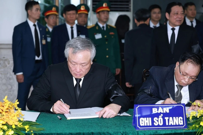 Đồng chí Nguyễn Hoà Bình, Uỷ viên Bộ Chính trị, Bí thư Trung ương Đảng, Chánh án Toà án Nhân dân Tối cao ghi sổ tang viếng Tổng Bí thư Nguyễn Phú Trọng. (Ảnh: TTXVN)