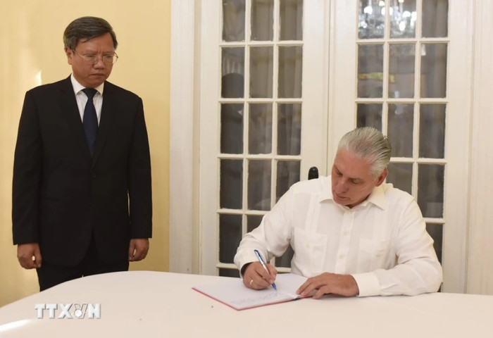 Bí thư thứ Nhất Ban Chấp hành Trung ương Đảng, Chủ tịch Cuba Miguel Díaz-Canel Bermúdez ghi sổ tang trong lễ viếng Tổng Bí thư Nguyễn Phú Trọng tại Đại sứ quán Việt Nam ở La Habana. (Ảnh: Việt Hùng/TTXVN)