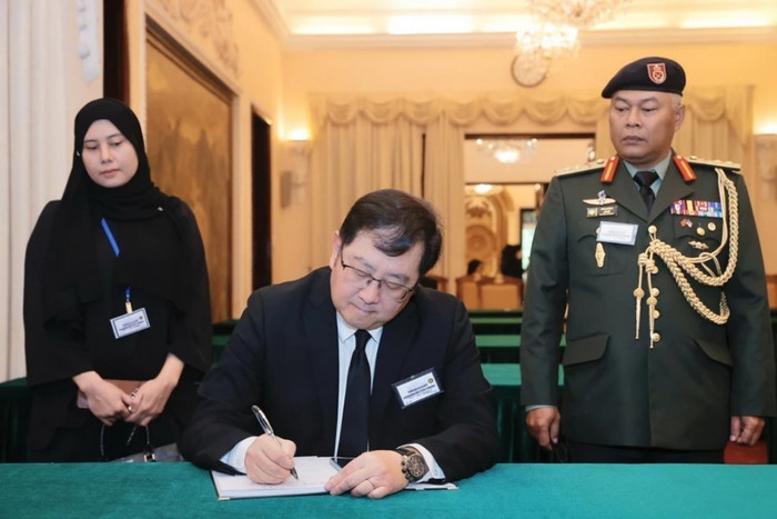 Đoàn đại biểu Đại sứ Malaysia tại Việt Nam đến chia buồn và ghi sổ tang tại Nhà khách Chính phủ. (Ảnh: Minh Quyết/TTXVN)