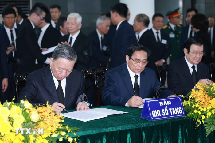 Chủ tịch nước Tô Lâm và Thủ tướng Phạm Minh Chính ghi sổ tang tiễn biệt Tổng Bí thư Nguyễn Phú Trọng tại Nha tang lễ Quốc gia, số 5 Trần Thánh Tông, Hà Nội. (Ảnh: TTXVN)