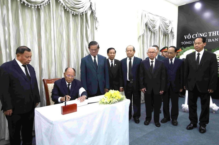 Đoàn lãnh đạo cấp cao Đảng Nhân dân Campuchia (CPP) do Chủ tịch danh dự CPP Samdech Heng Samrin dẫn đầu viếng, ghi sổ tang Tổng Bí thư Nguyễn Phú Trọng tại Đại sứ quán Việt Nam, sáng 25/7/2024. (Ảnh: Huỳnh Thảo/TTXVN)