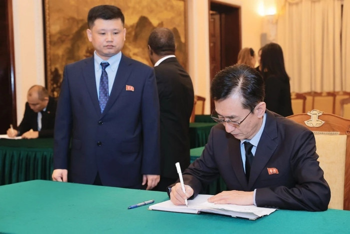 Đại diện lâm thời Đại sứ quán Triều Tiên tại Việt Nam Ri Ho Jun đến chia buồn và ghi sổ tang tại Nhà khách Chính phủ. (Ảnh: Minh Quyết/TTXVN)