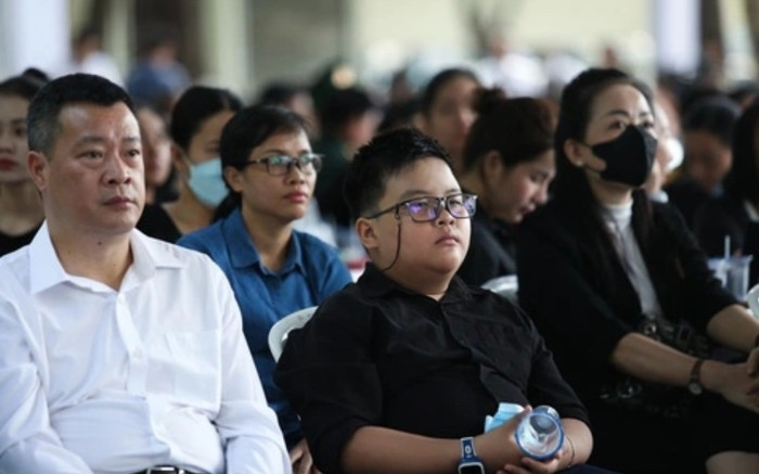 Mượn áo đen của ngoại, cậu bé 12 tuổi đến viếng Tổng Bí thư Nguyễn Phú Trọng tại TP.HCM Ảnh 2