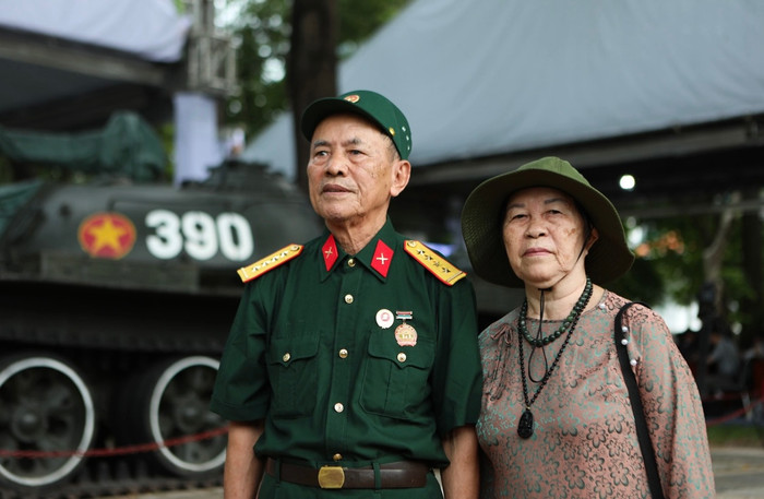 Vợ chồng ông Nguyễn Tống Đồn (79 tuổi) và bà Trần Thị Liên (75 tuổi) dắt tay nhau đến Hội trường Thống Nhất để dự lễ viếng Tổng bí thư - Ảnh: PHƯƠNG QUYÊN
