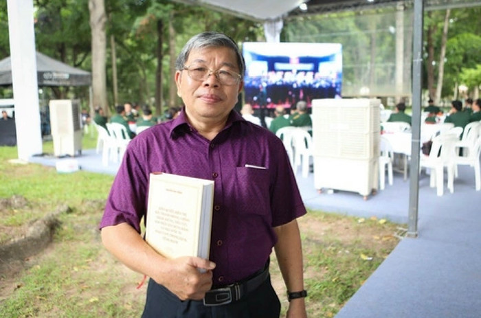 PGS.TS Hà Minh Hồng đến viếng Tổng bí thư Nguyễn Phú Trọng - Ảnh: PHƯƠNG QUYÊN.