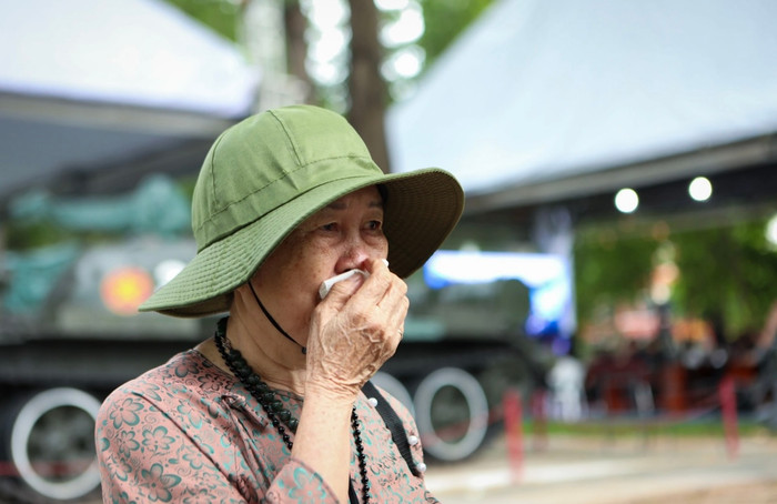 Bà Trần Thị Liên xúc động rơi nước mắt khi nhắc đến công lao của Tổng Bí thư Nguyễn Phú Trọng - Ảnh: PHƯƠNG QUYÊN.