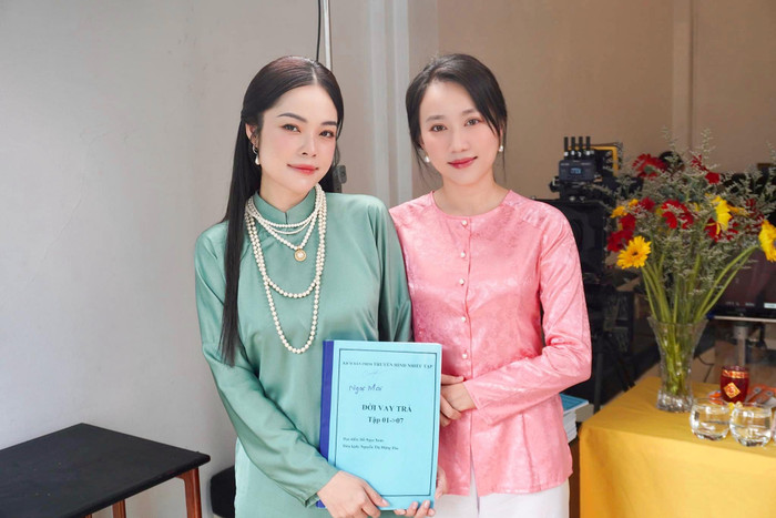 Huỳnh Hồng Loan (áo hồng) khai máy phim mới cùng Dương Cẩm Lynh.