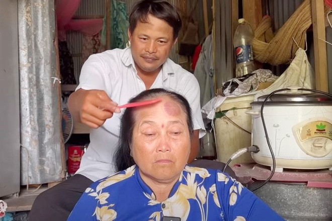 Anh Sang ân cần chăm sóc vợ