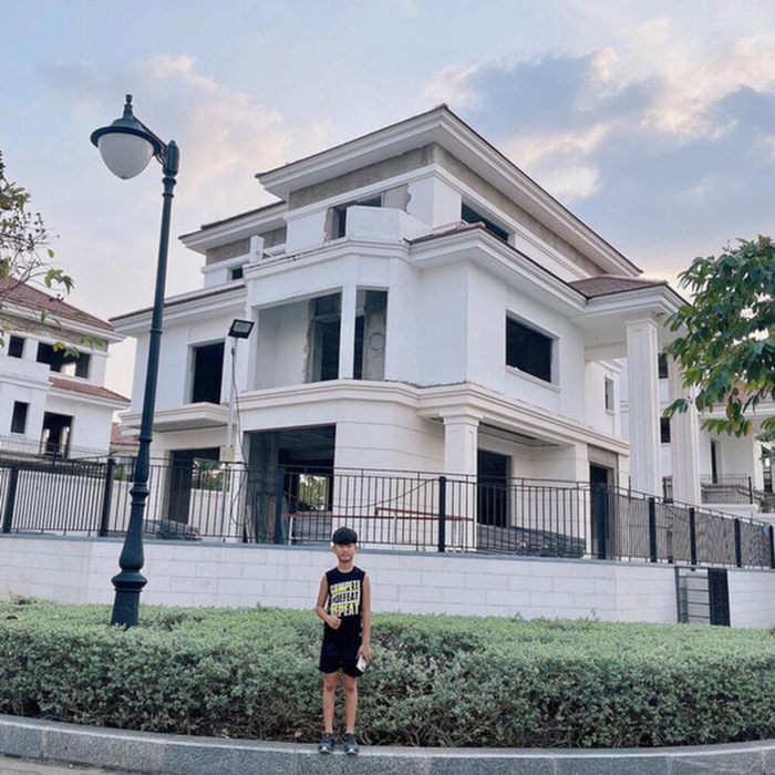 Con trai Lệ Quyên cũng được bố tặng cho ngôi biệt thự 200 tỷ ở Việt Nam, được mẹ chuẩn bị sẵn cơ ngơi triệu đô ở Mỹ sau 18 tuổi.