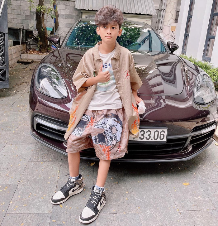 Cậu bé được bố tặng siêu xe trị giá 30 tỷ đồng.