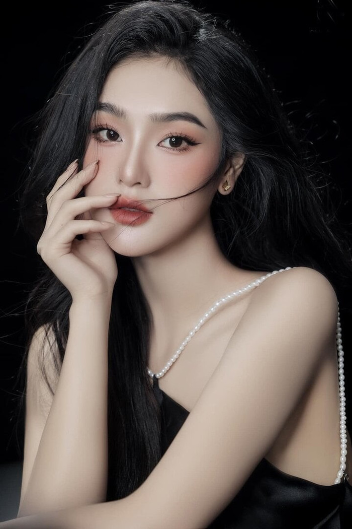 So kè các 'bóng hồng' của Việt Anh: Hồng Diễm ngày càng quyến rũ, tình trẻ sở hữu chiều cao vượt trội Ảnh 2