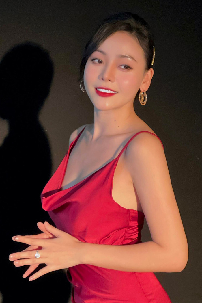 So kè các 'bóng hồng' của Việt Anh: Hồng Diễm ngày càng quyến rũ, tình trẻ sở hữu chiều cao vượt trội Ảnh 6