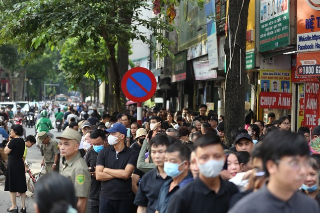 Càng về chiều, người dân xếp hàng chờ viếng Tổng Bí thư Nguyễn Phú Trọng càng đông. Ảnh Trọng Tài