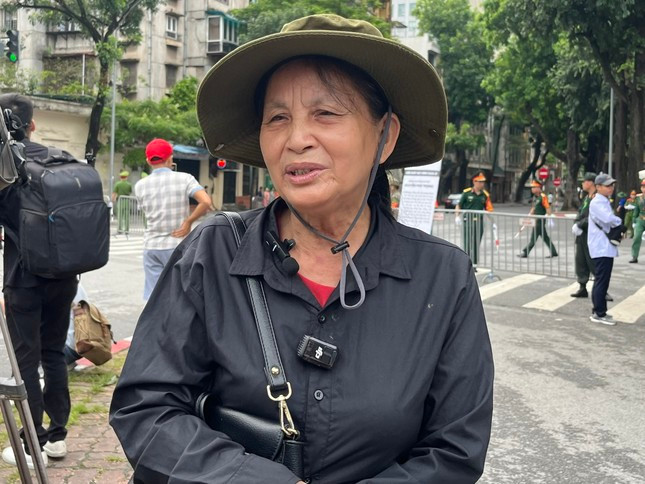 Bà Nguyễn Thị Thuyết (69 tuổi, Bắc Từ Liêm, Hà Nội) có mặt từ 7h sáng để chờ vào viếng Tổng Bí thư Nguyễn Phú Trọng. “Tổng Bí thư Nguyễn Phú Trọng là người tận trung với nước, tận hiếu với dân, được người dân mến mộ, kính trọng. Bằng mọi giá tôi phải đến viếng Tổng Bí thư”, bà Thuyết nói.