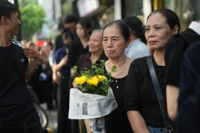 Bà Hà Thị Tầm từ Phú Thọ xuống Hà Nội viếng Tổng Bí thư Nguyễn Phú Trọng. Ảnh Trọng Tài
