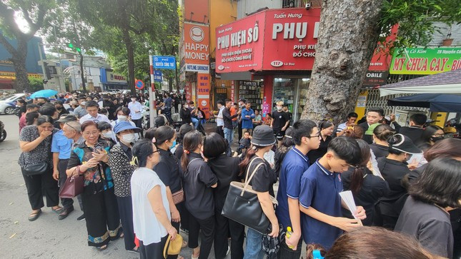 Từ sáng sớm hôm nay, nhiều người dân đã đến Nhà tang lễ Quốc gia (5 Trần Thánh Tông, Hà Nội) với mong muốn vào viếng Tổng Bí thư Nguyễn Phú Trọng. Nhiều người cao tuổi kiên nhẫn xếp hàng chờ từ sáng tới chiều muộn, với tâm niệm được vào Nhà tang lễ thắp hương tưởng nhớ Tổng Bí thư Nguyễn Phú Trọng. Trong ảnh: Người dân xếp hàng tại ngã tư phố Nguyễn Công Trứ - Lò Đúc chờ vào viếng Tổng Bí thư Nguyễn Phú Trọng. Ảnh: Dương Triều.