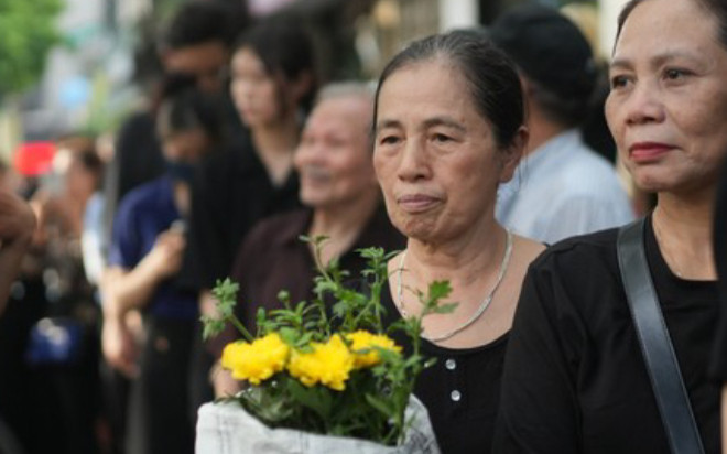 Người dân xếp hàng chờ viếng Tổng Bí thư Nguyễn Phú Trọng tại Nhà tang lễ Quốc gia Ảnh 2