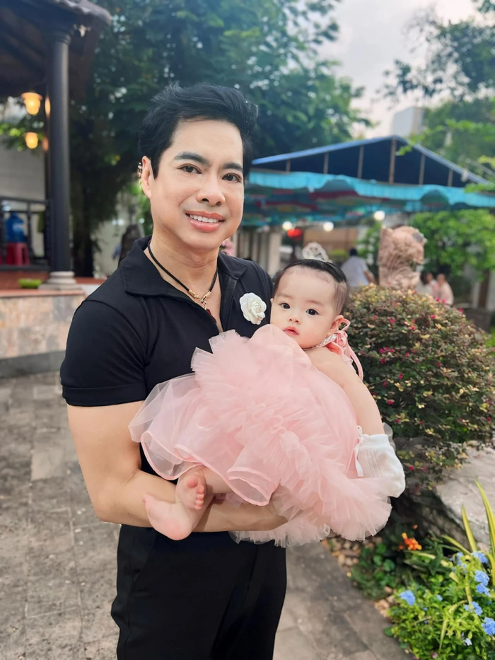 Danh ca Ngọc Sơn nhận con gái của Ngọc Hải làm con nuôi.
