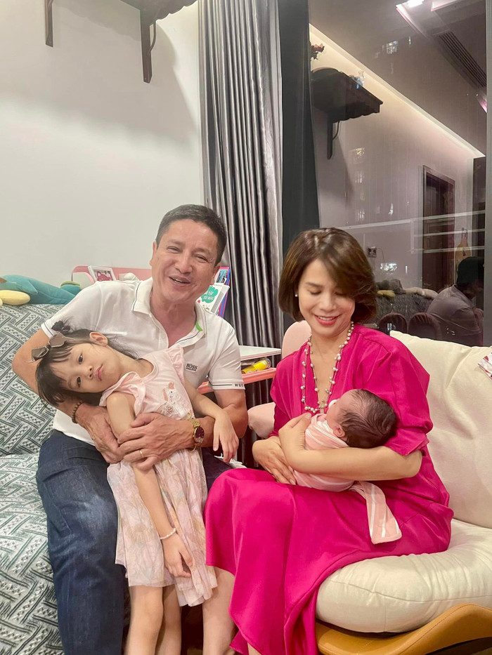 Chí Trung và bạn gái đến thăm cháu nội.