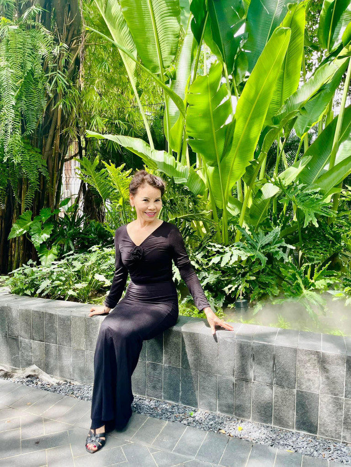 Mẹ Hồ Ngọc Hà diện váy bó, khoe thân hình chuẩn chỉnh ở ngưỡng U70 tuổi.