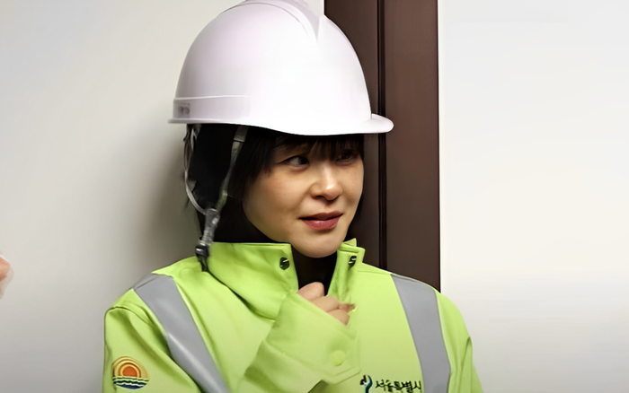 Choi Kang Hee vẫn xinh đẹp rạng rỡ, cô đang làm công nhân vệ sinh và nhiều công việc khác.