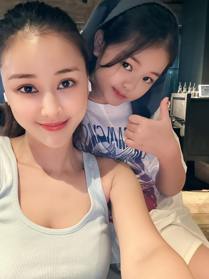 Đối thủ Hồ Ngọc Hà có một con gái tên Bồ Câu. Năm 2014, Maya ngừng mọi hoạt động để sang Mỹ hạ sinh nhóc tỳ. Hiện tại, Maya đang là mẹ đơn thân. Cô cho biết bản thân hạnh phúc với cuộc sống hiện tại và chưa tìm kiếm tình yêu mới vì muốn dành trọn tình cảm cho con gái. 