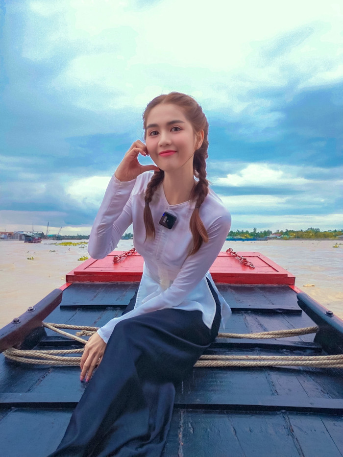 Ngọc Trinh diện áo bà ba ngoài đời
