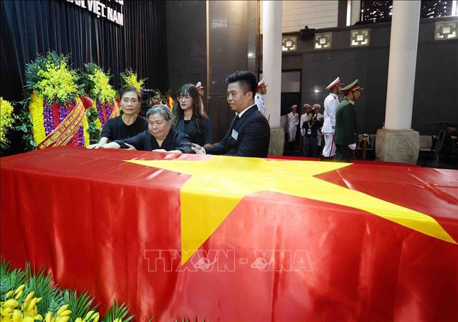 Bà Đặng Thị Phúc, giáo viên tiểu học của Tổng Bí thư Nguyễn Phú Trọng, năm nay đã 92 tuổi, sức khỏe đã giảm nhiều nhưng vẫn đến Nhà tang lễ Quốc gia số 5 Trần Thánh Tông đễ được tiễn biệt học trò lần cuối. Ảnh: TTXVN