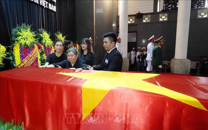 Xúc động hình ảnh cô giáo của Tổng Bí thư Nguyễn Phú Trọng khóc tiễn biệt người học trò ưu tú Ảnh 2