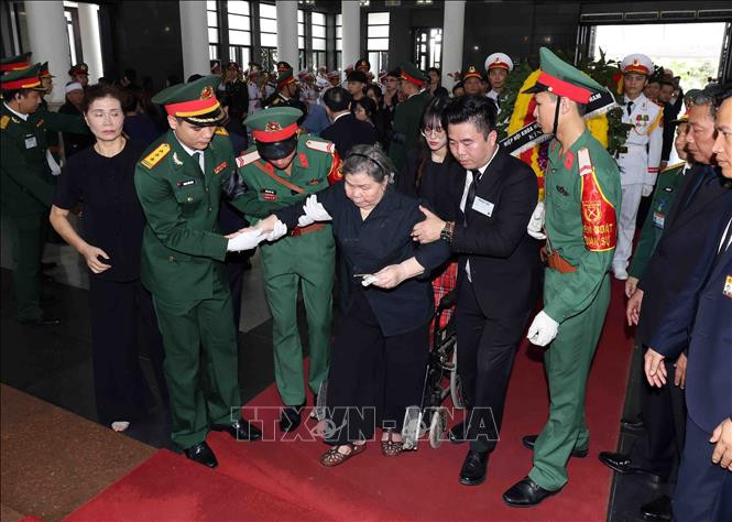 Xúc động hình ảnh cô giáo của Tổng Bí thư Nguyễn Phú Trọng khóc tiễn biệt người học trò ưu tú Ảnh 1