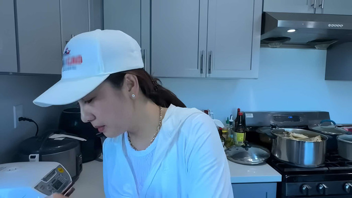 Phương Ngân tự nấu nhiều món Việt, trong đó có món dưa chua tự muối tại nhà.&nbsp;