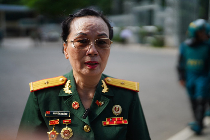 Bà Nguyễn Thị Bình, cựu chiến binh Trường Sơn, đến viếng Tổng Bí thư cùng gia đình và đồng đội.