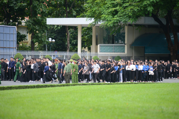 Từ 5 giờ sáng 26/7, người dân xếp hàng chờ đến lượt vào viếng Tổng Bí thư Nguyễn Phú Trọng tại Hội trường Thống Nhất. 