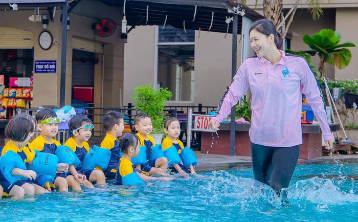 Hiện tại Ánh Viên dạy bơi cho các em nhỏ