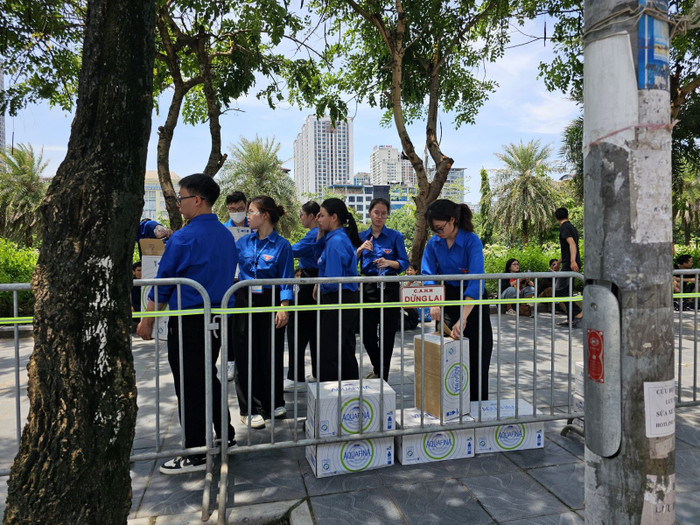 Thanh niên tình nguyện sẵn sàng làm nhiệm vụ.