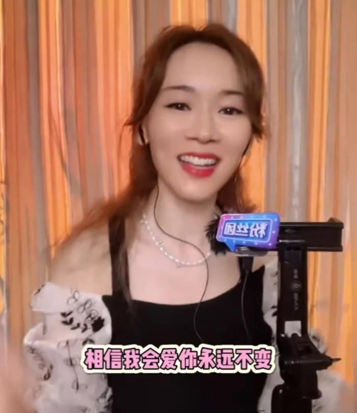 Hiện tại cô chuyển sang livestream bán hàng và hát hò.