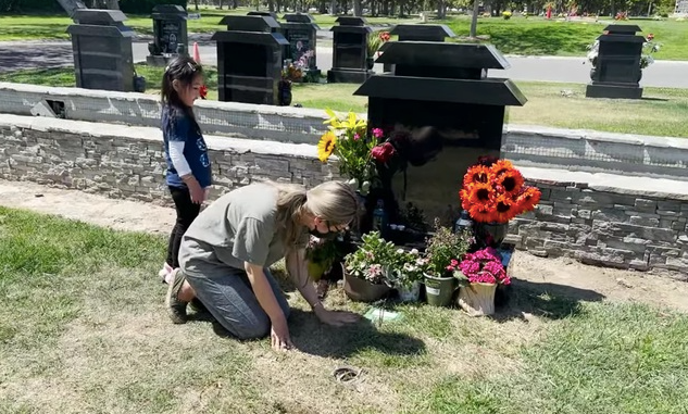 Vợ và con gái đều đặn đến thăm mộ của cố diễn viên Đức Tiến. 