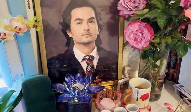 Bàn thờ của cố diễn viên Đức Tiến được đặt trang trọng trong ngôi nhà ở bang California, Mỹ. 