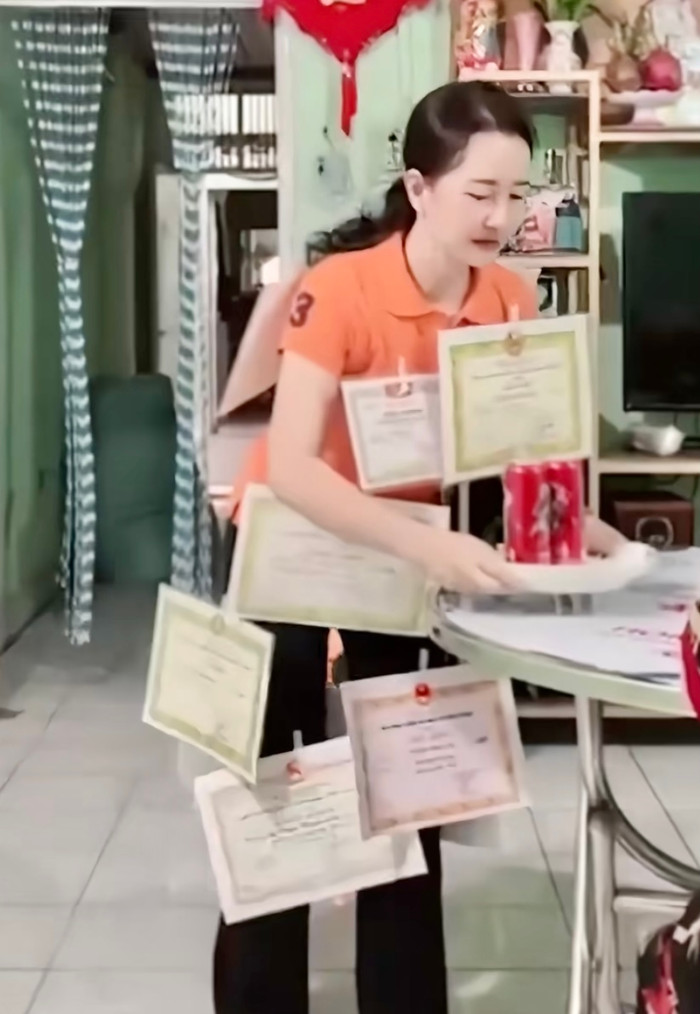 Mẹ dặn nhà có khách phải ăn mặc sao cho có học thức, cô gái làm theo và cái kết Ảnh 2