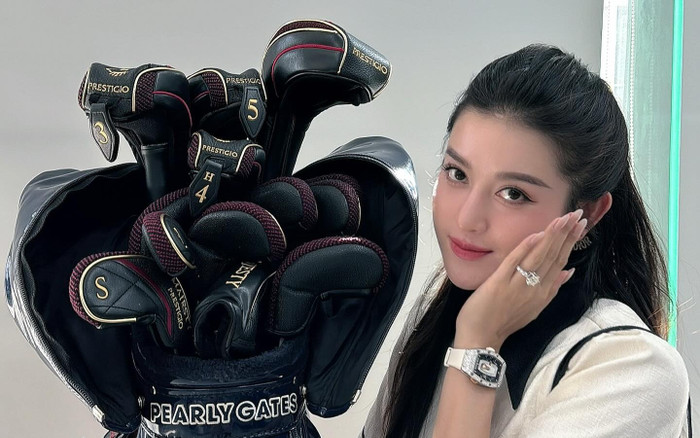 Á hậu Huyền My để lộ nhẫn kim cương lớn ở ngón tay áp út Ảnh 2