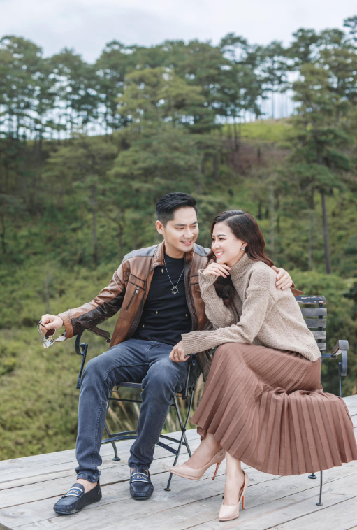 Diễn viên Minh Luân công khai bạn gái là ca sĩ Thiên Hương, kém anh 8 tuổi khi chia sẻ khoảnh khắc hạnh phúc trong chuyến đi Đà Lạt vào năm 2021. 