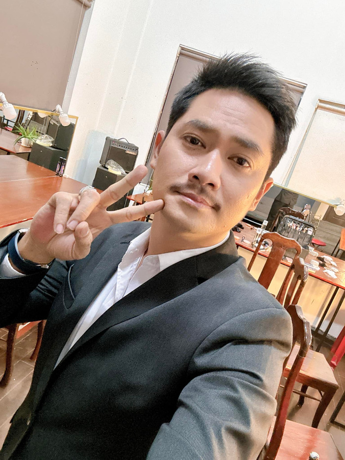 Ở tuổi 38, nam diễn viên vẫn duy trì được vẻ ngoài điển trai, lịch lãm. 