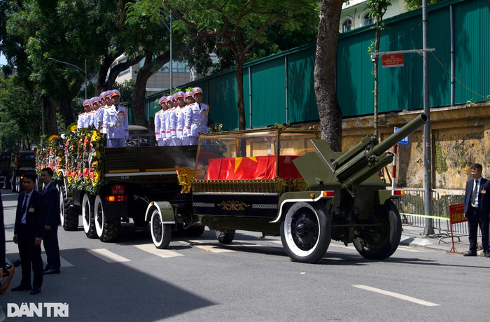 Hình ảnh đoàn xe đưa linh cữu Tổng Bí thư Nguyễn Phú Trọng di chuyển trên đường phố Hà Nội Ảnh 2