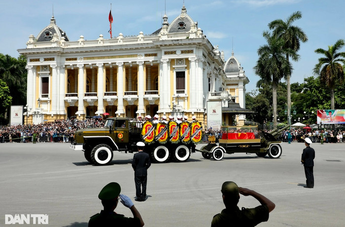 Hình ảnh đoàn xe đưa linh cữu Tổng Bí thư Nguyễn Phú Trọng di chuyển trên đường phố Hà Nội Ảnh 5