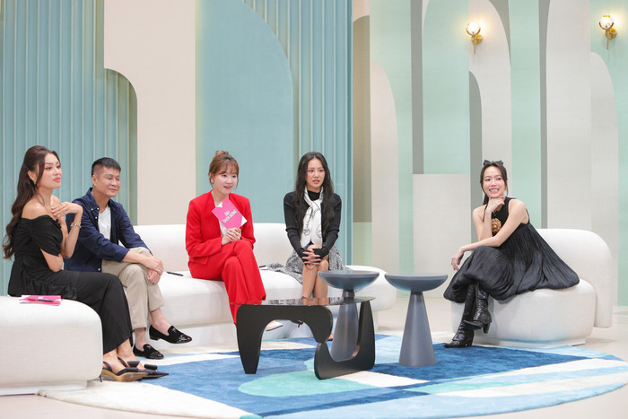 Ban bình luận tranh luận sôi nổi.