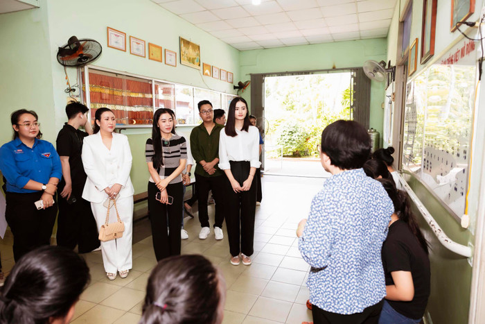 Ý Nhi còn trích thêm một số tiền để gửi tặng mái ấm ngoài những món quà thiết thực tới các em nhỏ sinh sống ở nơi đây. Ảnh: FBNV