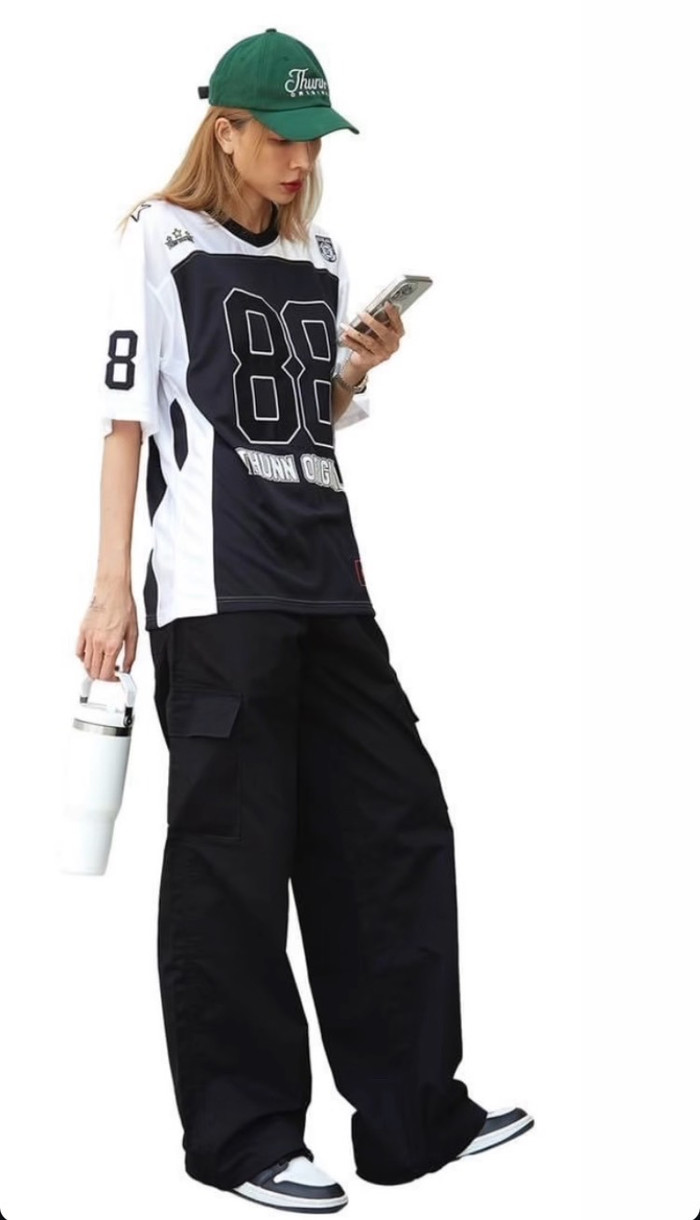 Trên trang cá nhân, Minh Triệu đăng tải hình ảnh theo đuổi phong cách năng động khi diện mẫu quần form ống suông cùng áo thun form rộng. Tuy nhiên, nữ siêu mẫu vẫn để lộ thân hình gầy guộc trông thấy, phần cánh tay khẳng khiu.