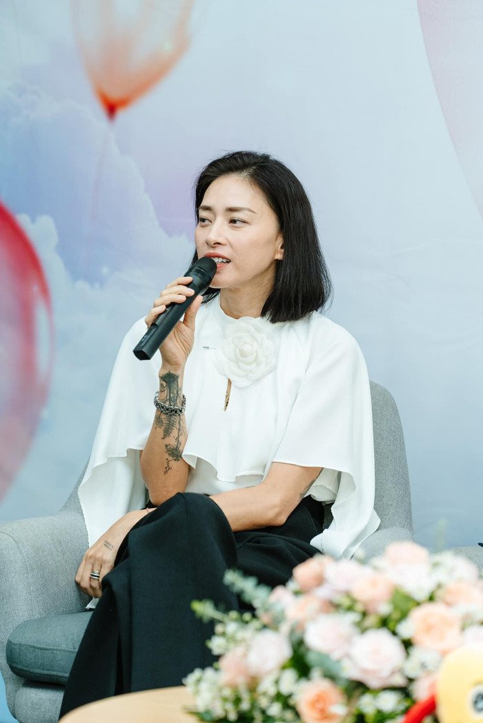 Xuất hiện tại một sự kiện cộng đồng, Ngô Thanh Vân theo đuổi hình ảnh thanh lịch trong trang phục đơn giản, theo hai tông màu đen - trắng chủ đạo. Ở độ tuổi 45, nữ nghệ sĩ vẫn giữ được nhan sắc trẻ trung, không để lộ những dấu hiệu lão hoá do tuổi tác. Thần sắc của Ngô Thanh Vân cũng được đánh giá rạng rỡ, tươi tắn.