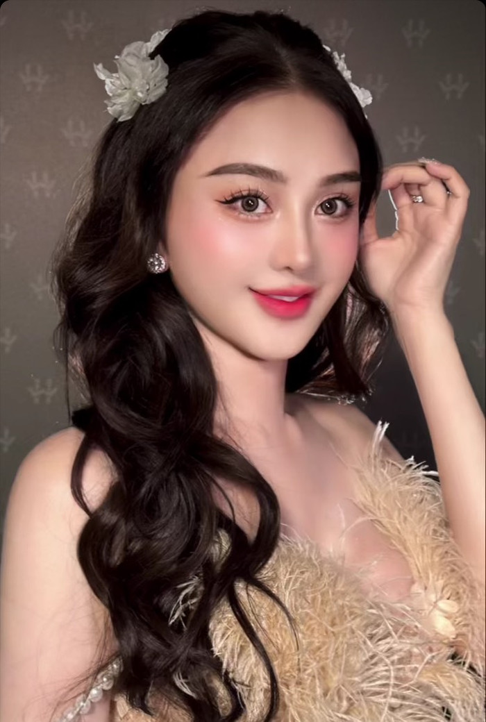 Lâm Khánh Chi khoe ảnh zoom cận cảnh gương mặt. Sau nhiều lần can thiệp 'dao kéo', đường nét gương mặt của nữ nghệ sĩ đã trở nên mềm mại hơn hẳn. Nhìn qua thước ảnh này, khó có thể nghĩ đến việc Lâm Khánh Chi đã chạm ngưỡng 46 tuổi.