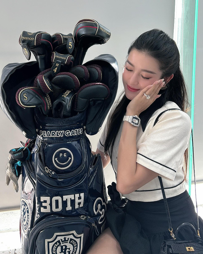 Á hậu Huyền My khoe nhan sắc trong veo trong hình ảnh mới. Tuy nhiên, điều khiến công chúng đổ dồn sự chú ý chính là chiếc nhẫn kim cương cỡ lớn ở vị trí ngón áp út cùng chiếc đồng hồ lấp lánh. Hai món phụ kiện này được cho mang giá trị không phải dạng vừa.